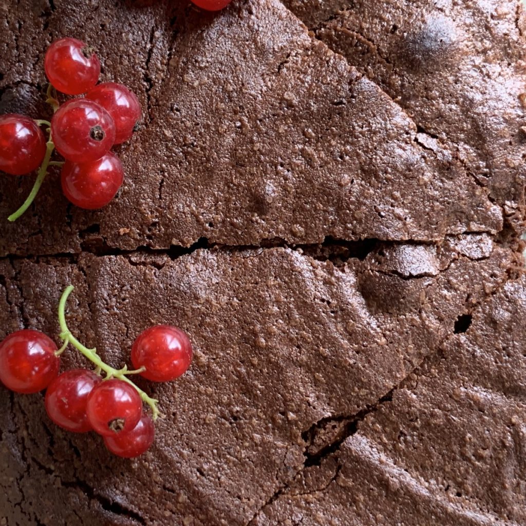 Brownie au chocolat avec ses groseilles fraiches du jardin