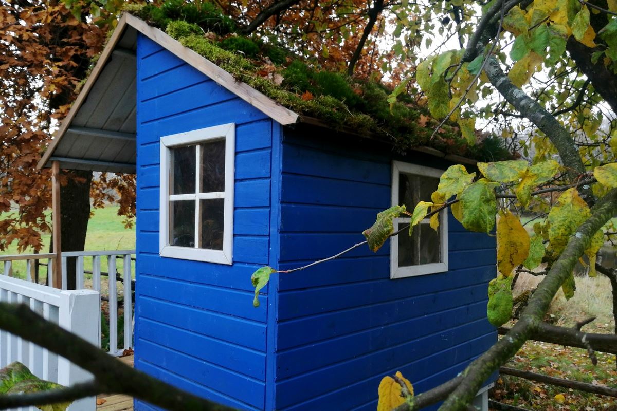 Maison en bois bleu pour les enfants
