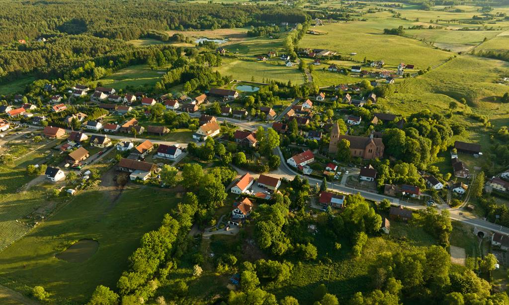 Village vu du ciel. Village de Barczewko en région Varmie, Pologne