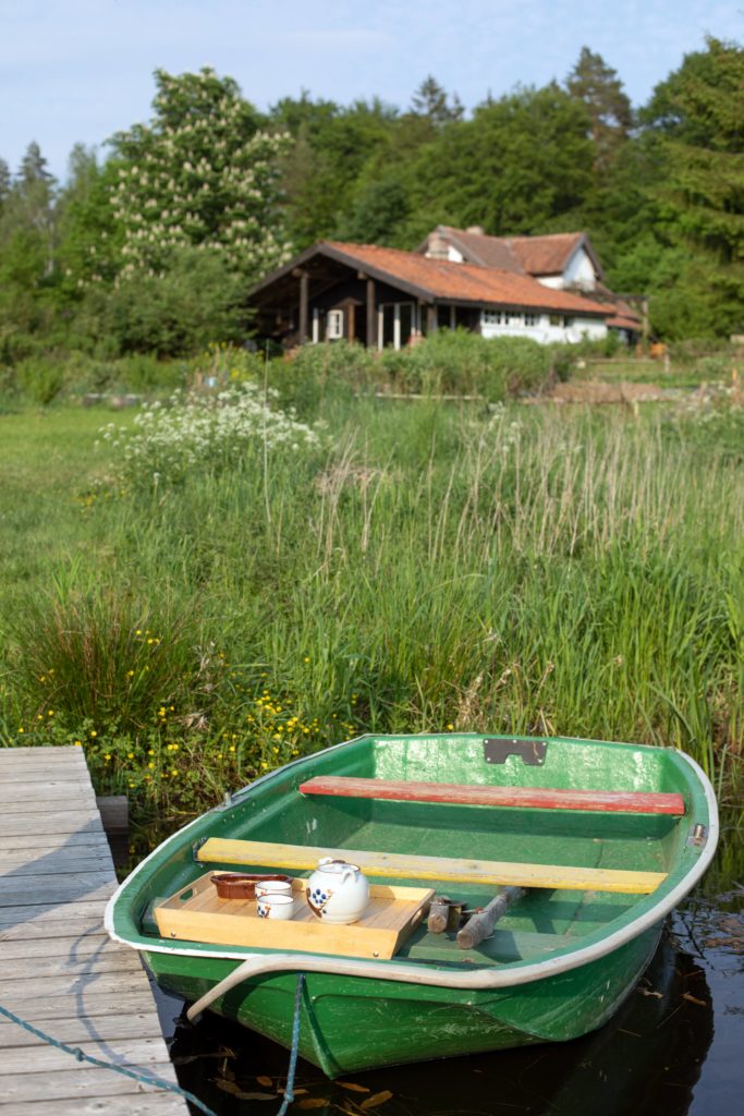 Pause café sur une barque au bord de la cuisine d'été, chambre d'hôtes écologique en Mazurie