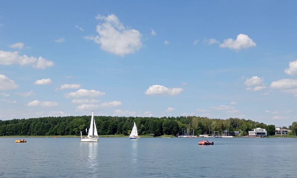 Plaża Miejska. Lac d'Olsztyn avec ses voiliers l'été.