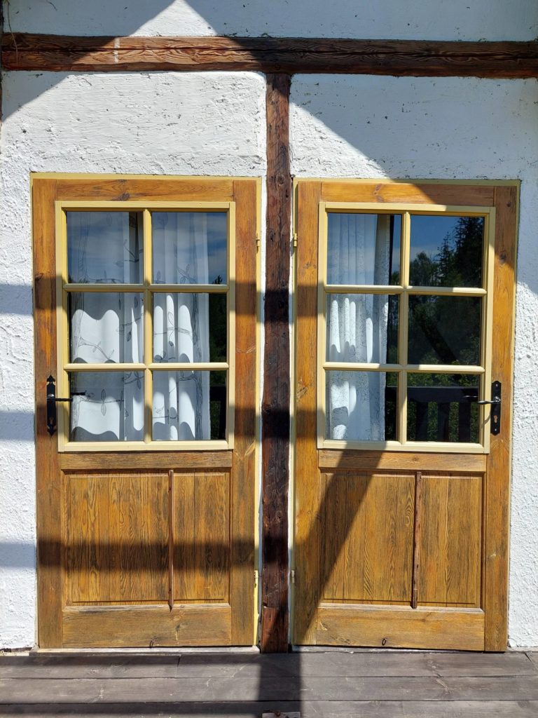 Letnia Kuchnia summer guesthouse. Charming doors