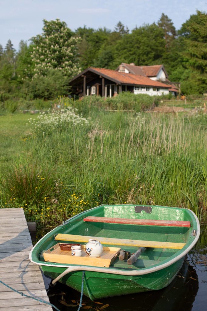 Przerwa kawowa na łodzi przy letniej kuchni, ekologiczny pensjonat na Mazurach